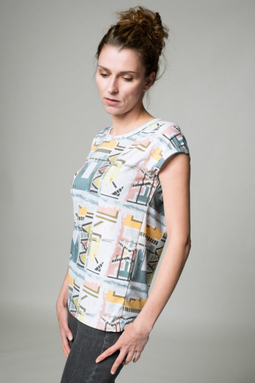 Seitenansicht Shirt Vibes mit geometrischen Formen bedruckt